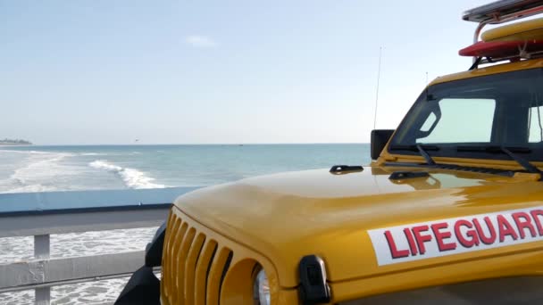 Coche salvavidas amarillo, playa del océano California USA. Camioneta de rescate, vehículo salvavidas. — Vídeos de Stock