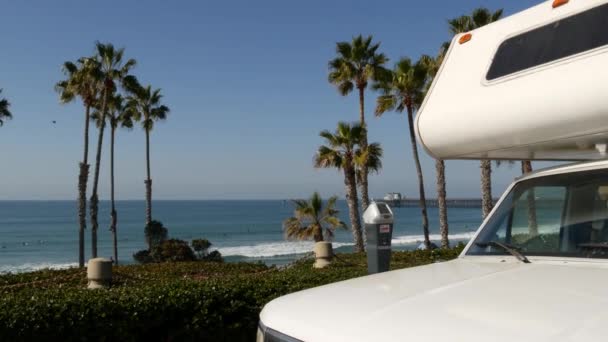 汽车家庭拖车或大篷车，用于公路旅行。美国加利福尼亚的海滩。野营车，房车回家. — 图库视频影像