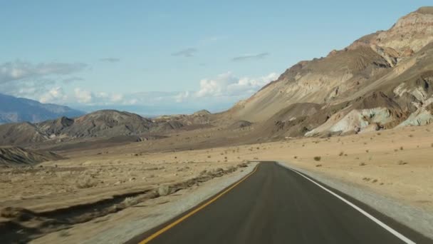 Road trip to Death Valley, Artists Palette drive, Californie États-Unis. Auto auto auto auto voyage en Amérique. Autoroute, montagnes nues colorées et désert au climat aride. Vue de la voiture. Voyage au Nevada — Video
