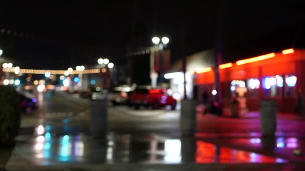 Defocused evening street. Lights of city, cars on rainy night. Road in soft focus. Twilight in USA. — Stock Video