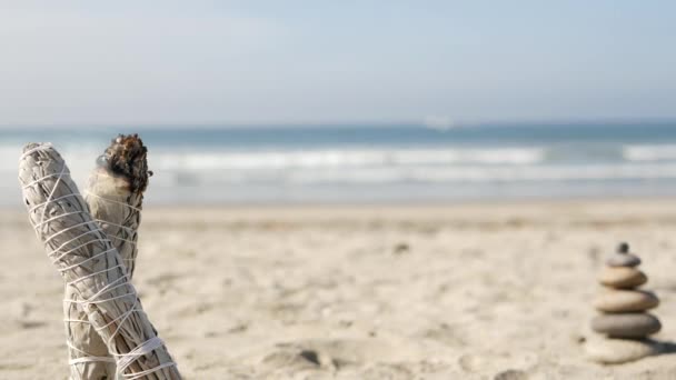 Skała balans na plaży oceanicznej, kamienie stos przez fale wody morskiej. Piramida z kamyków, szałwia rozmazany kij. — Wideo stockowe