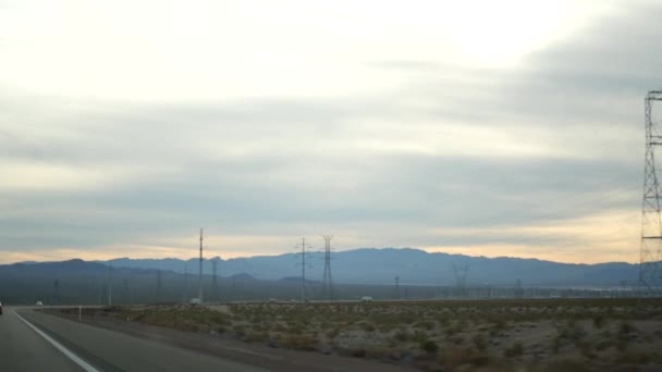 Автомобиль, маршрут в Лас-Вегас, штат Невада, США. Дорожное путешествие из Гранд Каньона, Аризона. Путешествие автостопом по Америке, индейским землям Дикого Запада, пустыне и горам. Дикая природа через окно автомобиля — стоковое видео