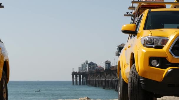 Žlutý záchranný vůz, oceánská pláž Kalifornie USA. Záchrana pick up truck, záchranáři vozidlo. — Stock video