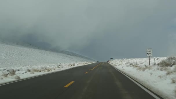 Vägresa till Death Valley, bilkörning, snö i Kalifornien, USA. Liftar vinter reser i Amerika. Motorväg, bergspass och torr karg vildmark. Passagerare POV från bilen. Resa till Nevada — Stockvideo