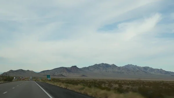 Autofahren, Route nach Las Vegas, Nevada USA. Roadtrip vom Grand Canyon, Arizona. Per Anhalter durch Amerika, wilden Westen Indiens, Wüste und Berge. Wildnis durch Autoscheibe — Stockfoto