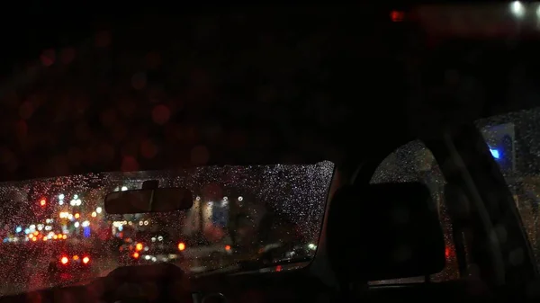 被拆除的晚上街。城市灯火通明雨夜有车道路在柔软的焦点。美国的暮色. — 图库照片