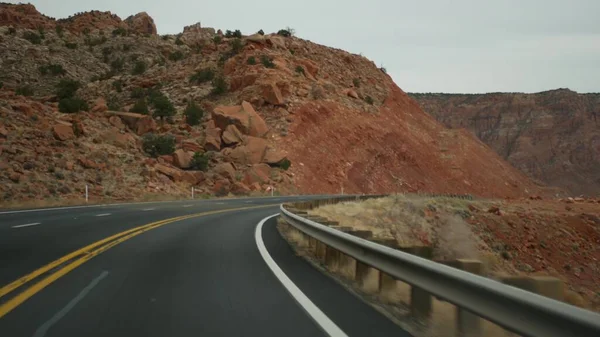 Roadtrip nach Grand Canyon, Arizona USA, Autofahrt von Utah aus. Die Route 89. Per Anhalter in Amerika unterwegs, lokale Reise, Wild-West-Atmosphäre indianischer Länder. Blick auf die Autobahn durch Windschutzscheibe — Stockfoto