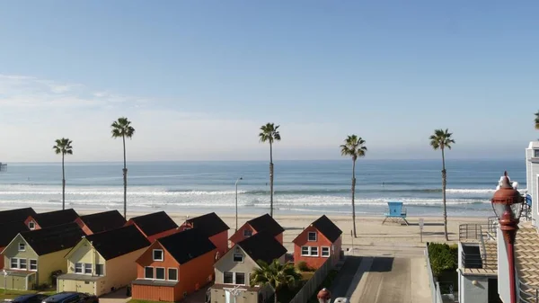 Cottages in Oceanside California USA. Beachfront bungalows. Ocean beach palm trees. Lifeguard tower. — Stock Photo, Image