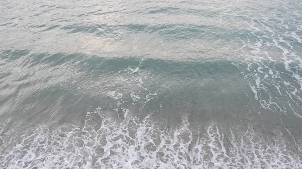 Pazifischer Ozean große Wellen plätschern, kalifornische Küstenlandschaft USA. Oberflächenstruktur des Wassers und Meeresschaum — Stockfoto