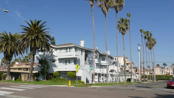 Casas na rua suburbana, Califórnia EUA. Edifícios genéricos, bairro residencial perto de Los Angeles. — Fotografia de Stock