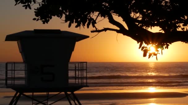 Torre de vigia salva-vidas ensolarado pôr-do-sol praia. Cabana da Torre de Vigia, costa oceânica pacífica. Verão na Califórnia — Vídeo de Stock