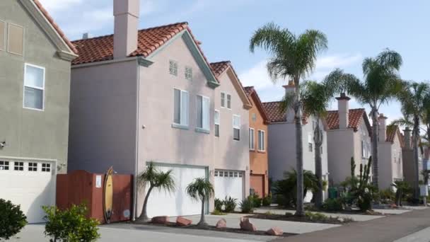 Houses on suburban street, California USA. Generic buildings, residential district near Los Angeles. — Stock Video