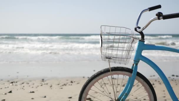 Велосипедный крейсер на берегу океана Калифорнийского побережья США. Летний голубой цикл, песок и волна воды — стоковое видео
