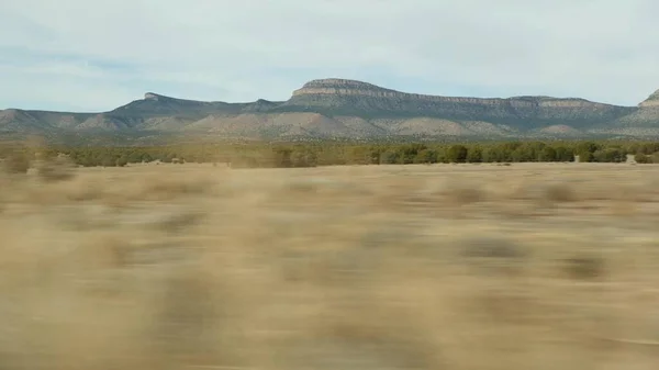 Roadtrip vom Grand Canyon, Arizona USA. Autofahren, Route nach Las Vegas Nevada. Per Anhalter durch Amerika, lokale Reise, Wild-West-Atmosphäre, Indianerland. Wildnis durch Autoscheibe. — Stockfoto