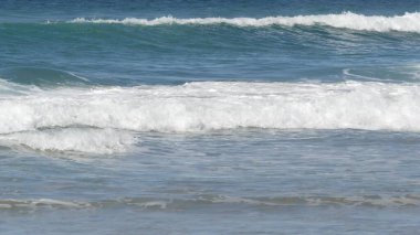 Pasifik Okyanusu 'ndaki büyük dalgalar, Kaliforniya sahili ABD. Su yüzeyi dokusu ve deniz köpüğü.