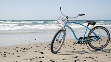 Okyanus kıyısında bisiklet kruvazörü bisikleti, Kaliforniya kıyısı ABD. Yaz mevsimi mavi döngüsü, kum ve su dalgası