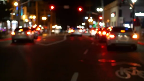 被拆除的晚上街。城市灯火通明雨夜有车道路在柔软的焦点。美国的暮色. — 图库照片