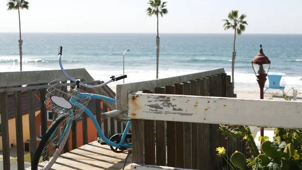 Fiets cruiser fiets bij oceaan strand, Californië kust Verenigde Staten. Zomer cyclus, trappen en palmbomen. — Stockfoto