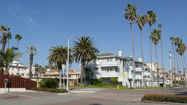 Casas en la calle suburbana, California USA. Edificios genéricos, distrito residencial cerca de Los Ángeles. — Foto de Stock