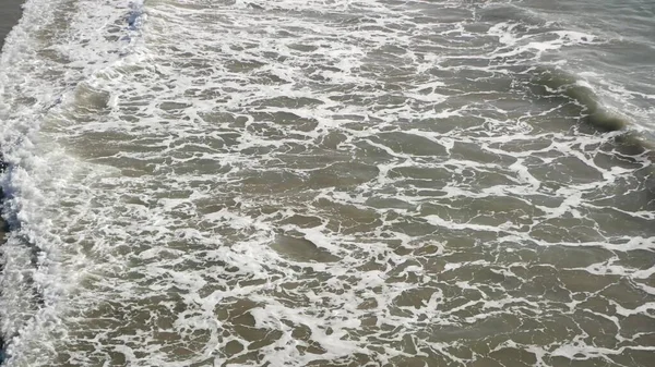 Тихий океан большие волны брызги, Калифорнийского побережья морской пейзаж США. Текстура поверхности воды и морская пена — стоковое фото
