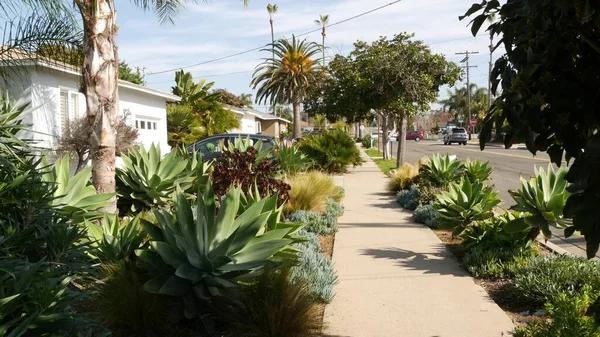 Casas en la calle suburbana, California USA. Edificios genéricos, distrito residencial cerca de Los Ángeles. — Foto de Stock