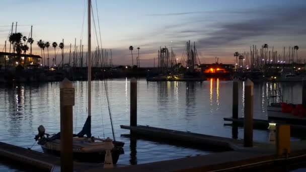 Яхти вітрильників у гавані Марини. Бачили щогли човнів у сутінках. Даск у порту (Каліфорнія, США).. — стокове відео