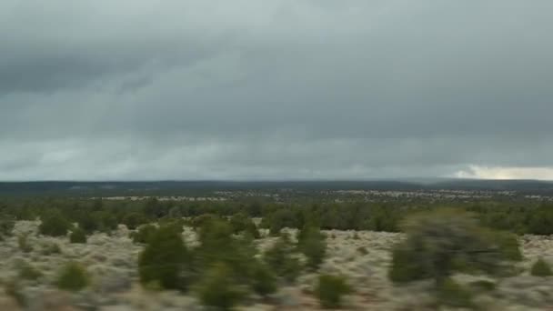 Výlet z Grand Canyonu, Arizona USA. Řídím auto, trasu do Las Vegas Nevada. Pěší turistika po Americe, místní cesta, klidná atmosféra na divokém západě, indiánské země. Divočina oknem auta. — Stock video