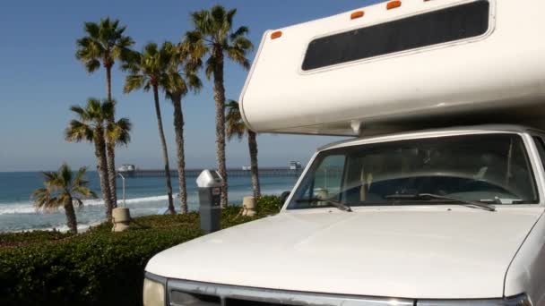 Прицеп или фургон для дорожного движения. Океанский пляж, Калифорния, США. Кампер фургон, моторный дом RV. — стоковое видео