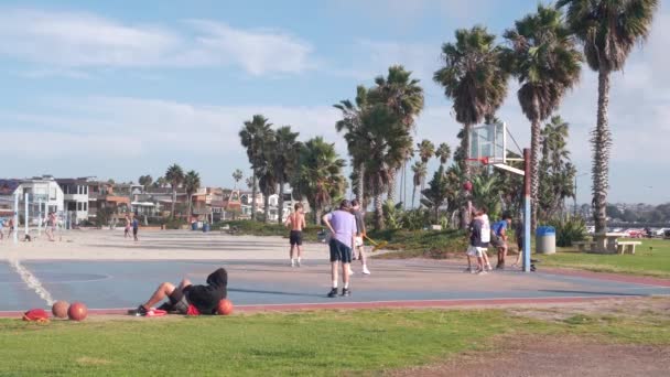 San Diego California Usa Nov 2020 Young People Play Basketball — Stock Video