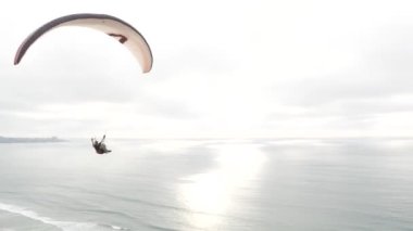 San Diego, Kaliforniya ABD - 22 Kasım 2020 İnsanlar yamaç paraşütü, Torrey Pines uçurumu veya blöf. Paraglider gökyüzünde süzülüyor, uçuyor ya da süzülüyor, paraşüt, uçurtma ya da kanat. Eğlence amaçlı spor hobisi. Okyanus kıyısı