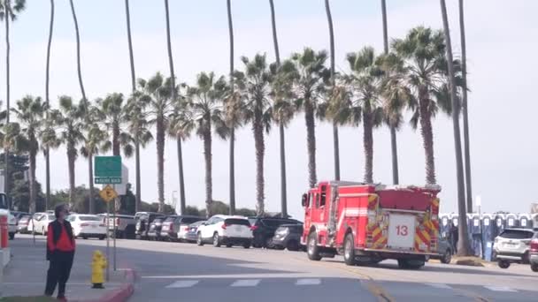 Jolla Californië Nov 2020 Rode Brandweerlieden Brandweerwagen Reddingsvoertuig 911 Reddingsbrandweerwagen — Stockvideo