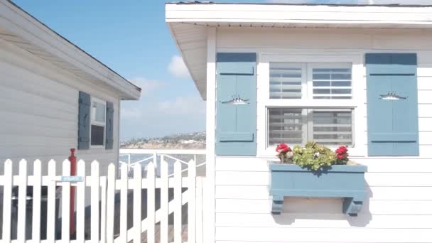 カリフォルニア州サンディエゴ 2020年11月25日 海のビーチにある木製のクリスタル桟橋と白い青色のコテージ ミッションビーチでの休暇ビーチフロントの家 海岸沿いの白い家やウォーターフロントのバンガロー — ストック動画