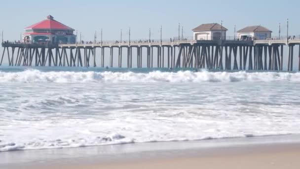 Huntington Beach California Usa Aralık 2020 Okyanus Dalgalarında Sörf Yapan — Stok video