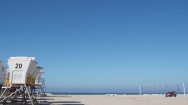 San Diego, California USA - 19 Kasım 2020: cankurtaran standı ya da kulübe, plajdaki cankurtaran kırmızı kamyoneti. Pasifik Okyanusu kıyısındaki araba ve kurtarma istasyonunu al. Cankurtaranlar otomobil, kumdaki kuleyi izleyin.