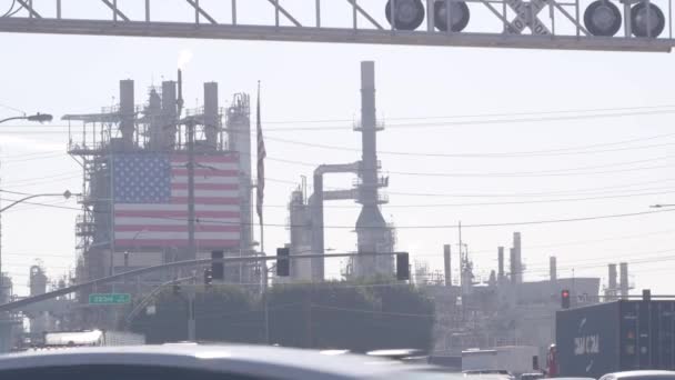 美国加州卡森 2020年12月2日 洛杉矶马拉松赛炼油厂 化学品和汽油工厂 威明顿A工业石化厂的美国国旗和烟囱 — 图库视频影像