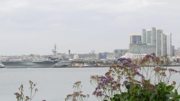 カリフォルニア州サンディエゴ2020年12月27日 ダウンタウンのスカイラインの街並み 港の高層ビルだ Ussミッドウェー海軍キャリア 戦艦や軍事艦隊船 武装勢力 平面着陸 — ストック動画