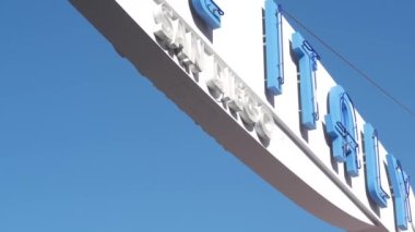 San Diego, California USA - 27 Kasım 2020: Küçük İtalya giriş işareti, Amerikan italyan etnik topluluğu şehir merkezinde. İşaret panosu, şehir caddesindeki tabela, turistik yer ve pazar yeri.