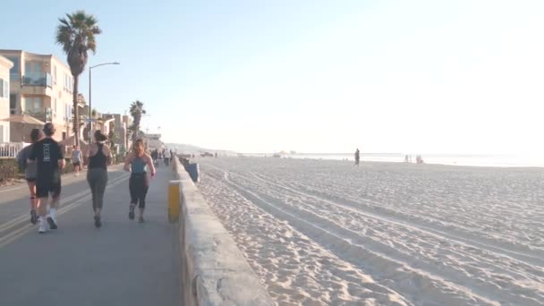 San Diego Califórnia Eua Novembro 2020 Pessoas Frente Praia Correndo — Vídeo de Stock