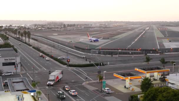San Diego California Usa November 2020 Pesawat Southwest Airlines Landasan — Stok Video
