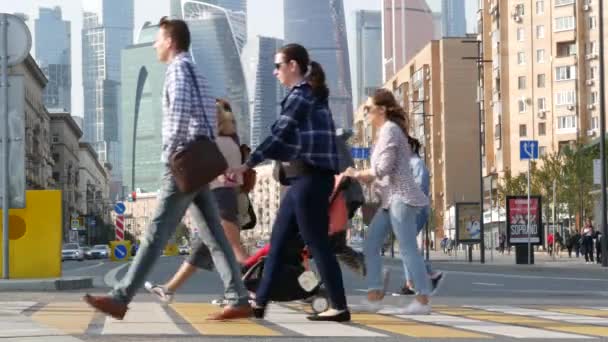 Moscou Rússia Setembro 2020 Pedestres Caminhando Sobre Zebra Pessoas Cruzando — Vídeo de Stock