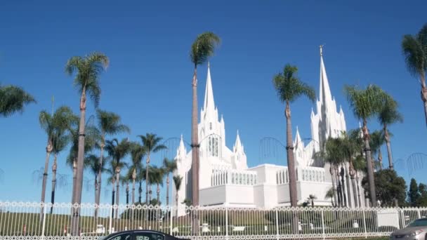 カリフォルニア州サンディエゴ 2020年11月27日 末日聖徒イエス キリスト教会 Lds教会の白い寺院はラホヤの尖塔です モルモン教徒の宗教的な建物の外観 キリスト教とモルモン教 — ストック動画