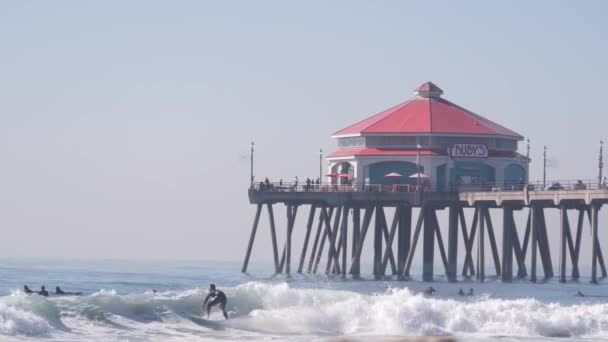 Huntington Beach Kalifornien Usa Dec 2020 Människor Som Surfar Havsvågor — Stockvideo