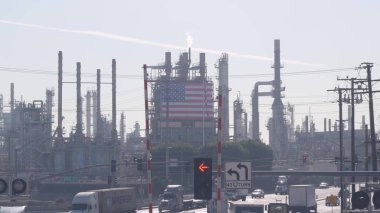 Carson, California, ABD - 02 Aralık 2020: Maraton Petrol Rafinerisi, Los Angeles. Petrol, kimyasallar ve benzin fabrikası. Amerikan bayrağı ve endüstriyel petrokimya fabrikaları, Wilmington ve.