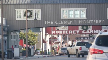 Monterey, California USA - 7 Aralık 2020 Cannery Row turizm merkezi. Tarihi balıkçı iskelesi, ünlü retro sanayi caddesi konserve şirketleri, sardalya fabrikası. Seyahat güzergahı ya da gezi