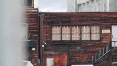 Monterey, California USA - 13 Aralık 2020: Cannery Row turizm merkezi. Ed Ricketts Pasifik biyolojik laboratuvarları, ahşap tarihi bina, John Steinbeck Doc 'un balıkçı iskelesindeki laboratuvar evi..