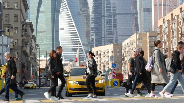 Μόσχα Ρωσία Σεπ 2020 Πεζοί Που Περπατούν Στη Ζέβρα Άνθρωποι — Φωτογραφία Αρχείου
