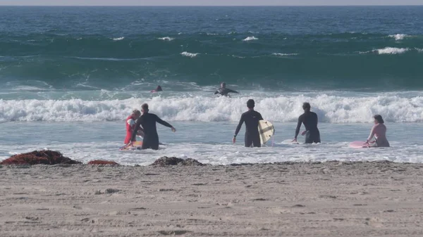 San Diego California Usa Nov 2020 Surfboard 사용하여 바다에서 파도타기를 — 스톡 사진