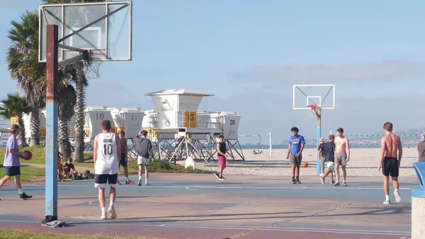 San Diego California Usa Kasım 2020 Gençler Plajda Basketbol Oynuyor — Stok fotoğraf
