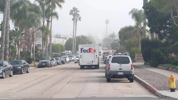 カリフォルニア州サンディエゴ 2020年11月21日 街の通り 住宅街のフェデックス メール トラック 郵便供給元のサービス車郊外の道路 配達人のための連邦エクスプレス配達車 — ストック写真