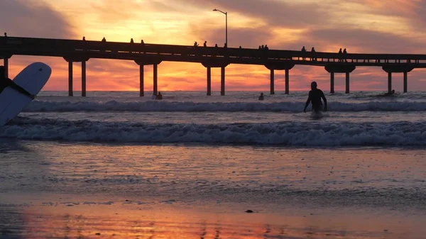 San Diego Californië Nov 2020 Mensen Surfen Bij Zonsondergang Bij — Stockfoto